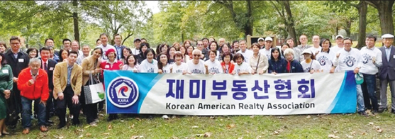 재미부동산협회(회장 폴 김)가 13일 퀸즈 앨리폰드파크에서 부동산 가을축제의 주요행사로 BBQ파티를 개최했다. 이날 행사에는 회원·비회원 에이전트를 비롯해 부동산 유관업계에 종사하는 100여명이 참석해 상호 소개와 팀별 단합을 강화하는 레크레이션을 진행하고, 한인 부동산 활성화를 위해 노력할 것을 다짐했다.  [재미부동산협회]
