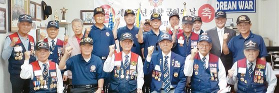 대한민국 재향군인회 미 남서부지회(회장 이승해)는 한국의 재향군인의 날인 지난 8일 가든그로브 사무실에서 대한민국 재향군인회 창설 69주년 기념식을 가졌다. 행사 직후, 회원들이 한자리에 모였다. [미 남서부지회 제공]