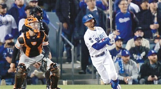 다저스의 무키 베츠가 자이언츠와의 NLDS 4차전 5회에 희생 플라이를 때려내고 있다. [로이터]