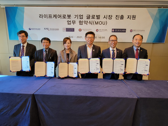 애틀랜타조지아한인상의 관계자들이 지난 19일(한국시간) 서울 송파구 롯데호텔에서 광주테크노파크산업기술총괄센터, 한국로봇산업협회와 라이프케어 로봇 기업의 미주 시장 진출을 위한 업무협약(MOU)을 맺고 관계자들과 기념 촬영을 했다. [사진= 한인상의]