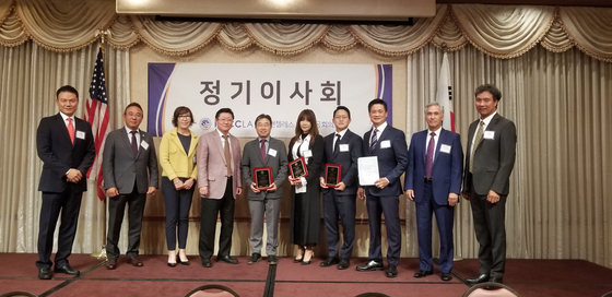 LA한인상공회의소(이하 LA상의)가 19일 10월 정기 이사회를 가졌다.통상 10월에는 세계한상대회 참여로 열리지 않았지만, 올해는 코로나19 관련 문제로 10여 명의 이사가 참가하는 이사회를 개최했다. 이날 이사회에서는 신임 이사들에게 이사패가 전달됐다. 또 경제인 초정 골프대회(11월 11일), 송년회(12월 15일) 행사 등도 논의됐다. 왼쪽부터 안철홍 부회장, 차정호·그레이스 강 부이사장, 강일한 회장, 김경동·그레이스 배·주학준 신임이사, 브라이언트 정 이사장, 리처드 루거 부이사장, 하경철 수석부회장.  [LA상의 제공]