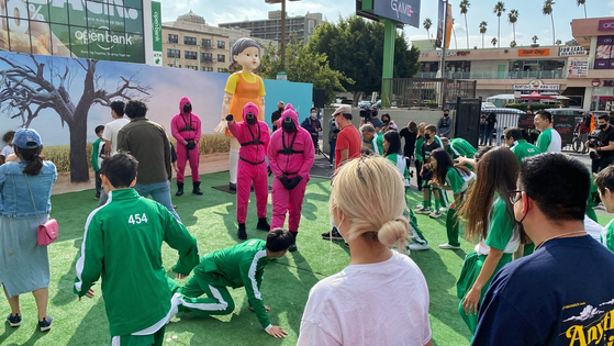  넷플릭스 드라마 ‘오징어 게임’에서 소개된 게임 테마를 체험해 보는 이벤트가 LA한인타운에서 열렸다. 지난 23일 웨스턴 5가 소재 ‘러브아워’에서 열린 ‘무궁화 꽃이 피었습니다’ 게임의 한 장면. [독자 제공]