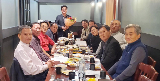 전직 뉴욕한인직능단체협의회 의장 모임 단우회(회장 박원용)가 28일 퀸즈 미스터짜장 식당에서 10월 정기모임을 개최했다. 참석한 회원들은 팬데믹으로 어려운 한인사회 현안에 대해 대화를 나눴다. 최근 뉴욕대한체육회 회장으로 선출된 곽우천 전 의장(뒷줄 가운데)에게 꽃다발을 증정하고 축하하는 자리도 마련됐다. [단우회]