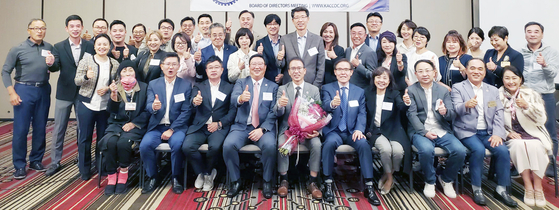 지난달 28일 부에나파크의 할러데이 인 호텔에서 열린 이사회 직후, OC한인상의 이사들이 자리를 함께했다. 맨 앞줄 왼쪽에서 다섯 번째가 이날 회장 당선증을 받은 노상일 회장. ［상의 제공］
