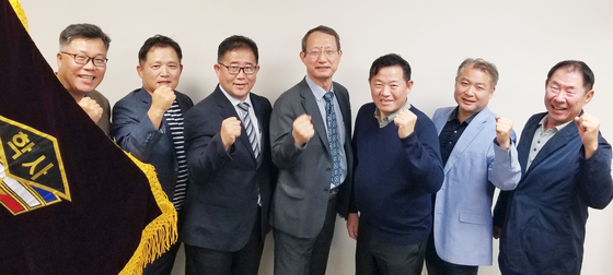 오는 5일~7일 OC애서 열리는 육군학사장교 창설 40주년 행사를 앞두고 조헌근(가운데) 회장을 비롯한 북미주지구회 임원들이 파이팅을 외치고 있다. ［북미주지구회 제공］