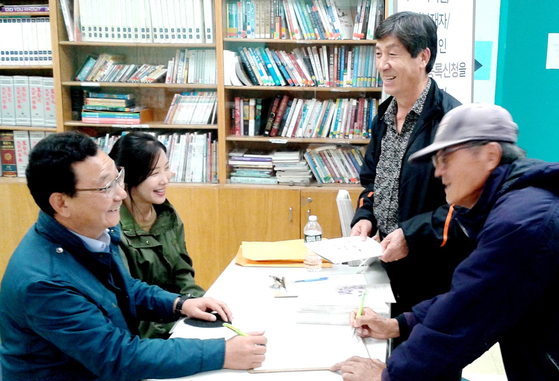 주뉴욕총영사관 재외선거관실이 지난달 29일 퀸즈 베이사이드 뉴욕한인봉사센터(KCS)에서 재외선거 순회접수를 실시했다. 신고·신청을 원하는 유권자는 한인 밀집지역 순회접수나 공관 방문 외에도 ▶중앙선거관리위원회 홈페이지(ova.nec.go.kr)나 ▶이메일(ovnewyork@mofa.go.kr)을 통해서 할 수 있다. 문의는 주뉴욕총영사관 646-674-6089. [주뉴욕총영사관] 