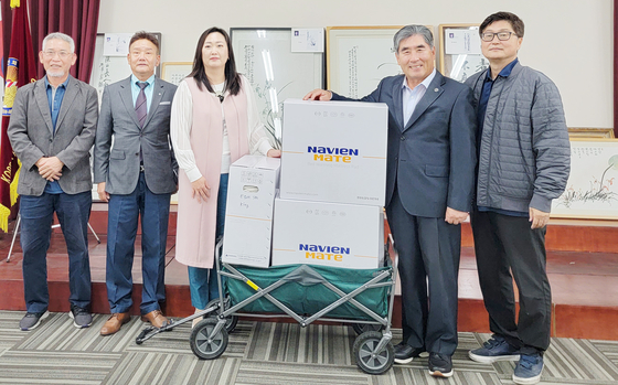 경동나비엔의 스테이시 김(왼쪽 세 번째부터) 매니저가 권석대 회장을 비롯한 OC한인회 임원들에게 온수 매트를 기증하고 있다. ［OC한인회 제공］