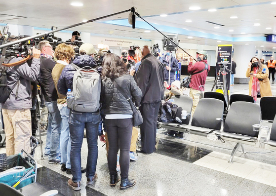 오헤어 공항 입국장 취재진 [사진=독자 박성덕씨]