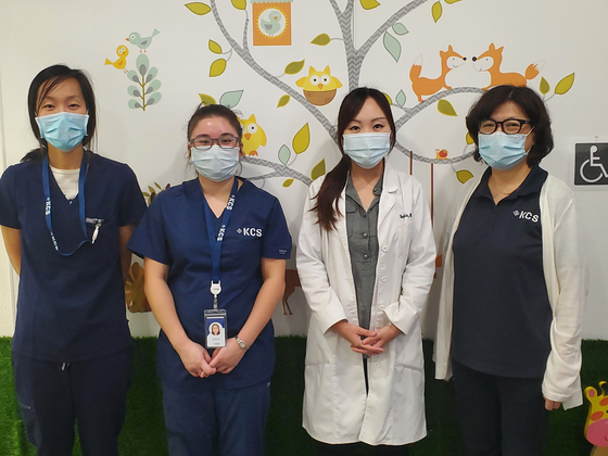 5~11세 아동 대상 코로나19 백신 접종을 시행하는 코리안복지센터 관계자들. 왼쪽부터 이승원, 크리스티 우 간호사, 신보라 소아과 의사, 수전 이 클리닉 매니저. [센터 제공]