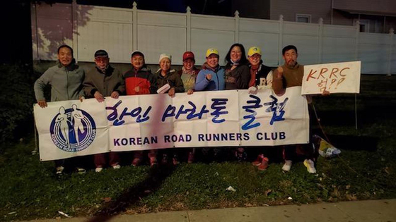 한인마라톤클럽(KRRC.회장 이규대)이 7일 열린 뉴욕시 마라톤(TCS New York City Marathon)에 출전했다. 이날 KRRC 회원 10명과 한국에서 대한직장인체육회마라톤협회 이규운 회장 등이 합동 출전했다. 대회 시작 전 KRRC 회원들이 화이팅을 외치고 있다. [한인마라톤클럽]