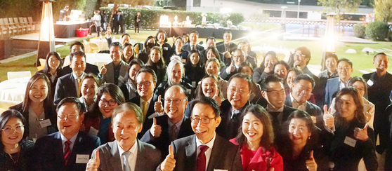 지난 9일 LA총영사관저에 모인 한인 차세대들이 박경재(앞줄 왼쪽 세 번째부터) LA총영사, 김성곤 이사장과 기념촬영을 하고 있다. [LA총영사관 제공]