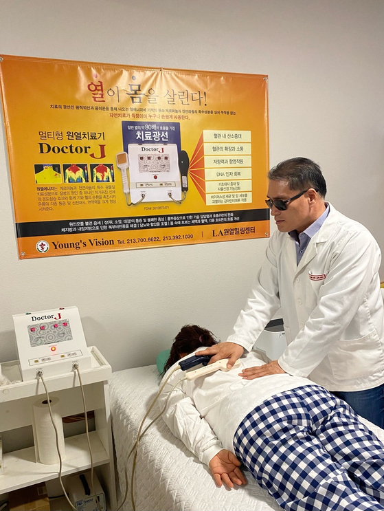 '원열치료교육센터' 추영수 원장이 멀티원열 치료기 Doctor J로 환자를 치료하고 있다. Doctor J는 냉증을 제거하고 신경과 혈을 풀어 혈액순환 및 면역력 강화 통증 완화에 도움을 준다.