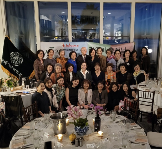  이화여대 김은미 총장 환영행사 이화여대 남가주 총동창회(회장 남궁 봉일)는 지난 11일 샌타모니카에서 남가주를 방문중인 모교 김은미 총장 환영 동문행사를 가졌다. 김총장은 현재 이화여대 2030 프로젝트를 추진중이고 지난 9일 샌프란시스코 아시안파운데이션에서 수여한 탁월한 리더십상(Distinguish leadership award )을 수상하기 위해 미국을 방문했다. 이날 참석한 동문들은 수상을 축하하고 남가주 동창회 주관으로 장학금 1만5000달러를 전달했다. [총동창회 제공]