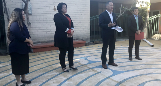 필 팅 가주의회 예결위원장이 15일 가든그로브의 성 안셈 교회에서 데이브 민 가주 상원의원, 태미 김 어바인 부시장 등 정치인, 엘렌 안 코리안복지센터(이하 센터) 디렉터 등과 함께 기자회견을 갖고 가주 정부의 아시아계 증오 대응 예산 1억6650만 달러 집행 방안에 관해 설명했다. 이에 따르면 OC의 아태계 단체들은 OC아태계커뮤니티연합(OCAPICA)을 통해 아시아계 증오 대응 활동에 필요한 예산을 조달하게 된다. 왼쪽부터 메리 앤 푸 OCAPICA 디렉터, 김 부시장, 팅 위원장, 민 의원. [센터 제공]