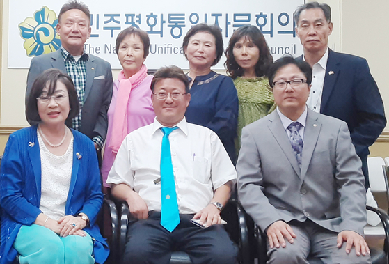 지난 11일 가든그로브 사무실에서 열린 회의에 참석한 평통 관계자들. 앞줄 가운데가 김동수 회장. ［평통 제공］