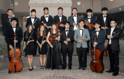 한미특수교육센터(이하 센터, 소장 로사 장)의 하모니아 앙상블이 내달 1일 오후 5시30분 부에나파크의 더 소스 몰(6940 Beach Blvd) 1층 무대에서 크리스마스 콘서트를 개최한다. 티켓 가격은 5달러다. 센터 측은 티켓을 구입한 이에 한해 구디 백과 핫 초콜릿을 제공한다. 문의는 센터(562-926-2040, info@kasecca.org)에 하면 된다. 발달 장애 학생과 비장애 학생들로 구성된 하모니아 앙상블 단원들이 한자리에 모였다. ［센터 제공］