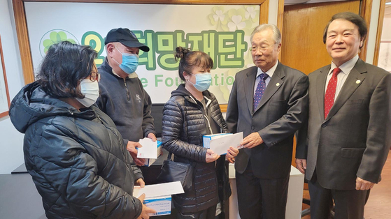 21희망재단(이사장 변종덕)이 17일 재단사무실에서 생활고를 겪고있는 서류미비 한인 3명에게 각각 500달러씩 총 1500달러를 전달했다. 김승도 복지위원장(오른쪽부터)과 김준택 재정위원장이 기금을 전달하고 있다. [21희망재단] 