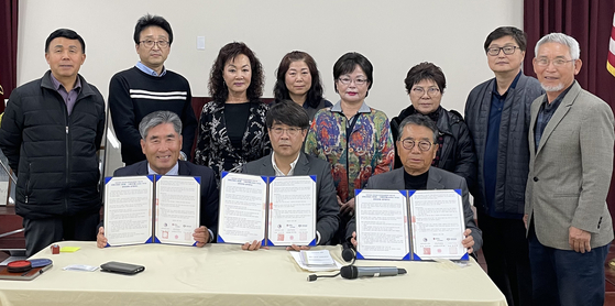 지난 18일 MOU 체결식에서 권석대(앞줄 왼쪽부터) 한인회장, 한재형 케이더봄 대표, 김계정 한인회 이사장이 서명을 마친 협약서를 들어 보이고 있다.