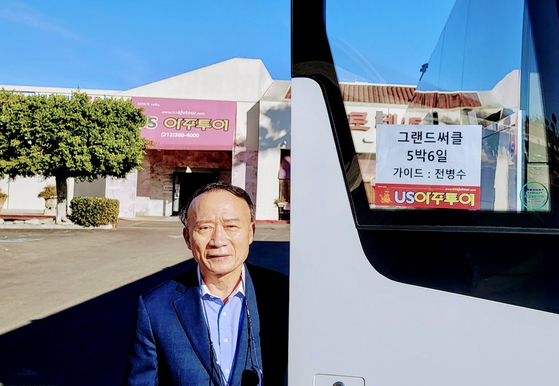 품격 높은 최고급 여행으로 정평이 난 'US아주투어'는 56인승 버스를 30인승으로 개조한 퍼스트 클래스 버스를 투입했다. 