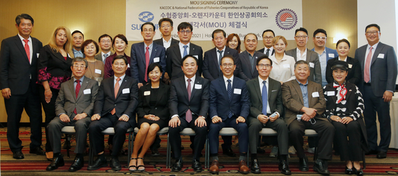 지난 23일 부에나파크 할러데이 인 호텔에서 열린 MOU 체결식 참석자들이 자리를 함께했다. 앞줄 오른쪽 네 번째가 노상일 상의 회장, 그 왼쪽이 임준택 수협 중앙회장. [상의 제공]