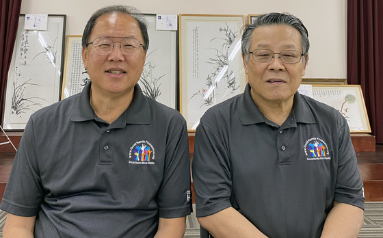 세금보고 세미나를 개최하는 굿핸즈 재단의 제임스 조(왼쪽) 대표와 김철우 이사. ［굿핸즈 재단 제공］