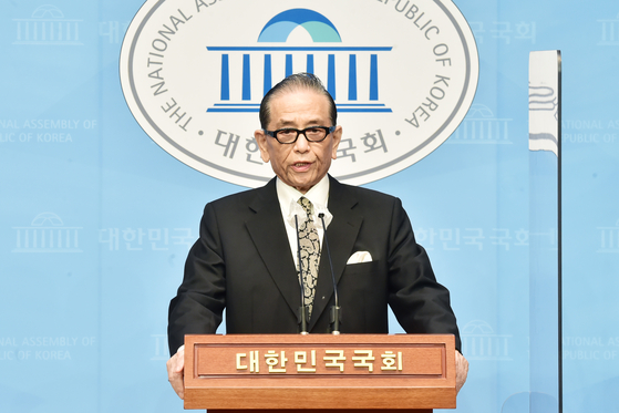 '연예인 1호' 국회의원 홍성우씨 별세   (서울=연합뉴스) 유명 TV 탤런트 출신으로 제10~12대 국회의원을 지낸 홍성우(洪性宇)씨가 2일 오후 4시20분께 제주대병원에서 혈액암 투병 끝에 세상을 떠났다고 유족이 전했다. 향년 80세.   연예인 1호 국회의원 출신인 홍 전 의원은 1970년대 동양방송의 데릴사위라는 드라마 등에 출연했으며, 현 서울 노원병 지역의 (10·11·12대) 3선을 지낸 뒤 국민의힘 당원으로 활동했다.   사진은 지난 7월 서울 여의도 국회 소통관에서 제20대 대통령선거 출마 선언하고 있는 홍 전 국회의원. 2021.12.2   [연합뉴스 자료사진]   photo@yna.co.kr (끝)  〈저작권자(c) 연합뉴스, 무단 전재-재배포 금지〉