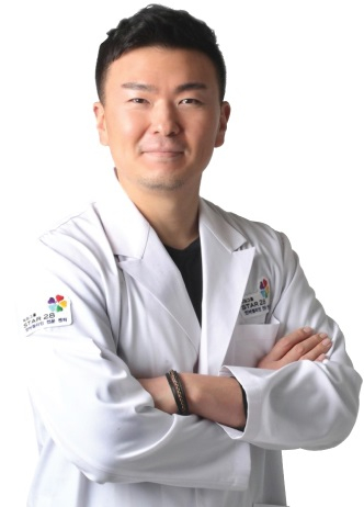 워싱턴 대학교 외래교수 전 Columbia 치과 병원장 전 용산 주한 미 8군 병원장 등을 역임한 '스타 28 치과'의 마이클 한 원장. 