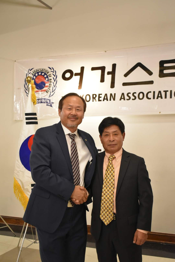 지난 6일 오후 사바나 래피드 파크에서 송승철(왼쪽) 회장과 장영진 신임 회장이 한자리에 섰다. [사진= 어거스타한인회]