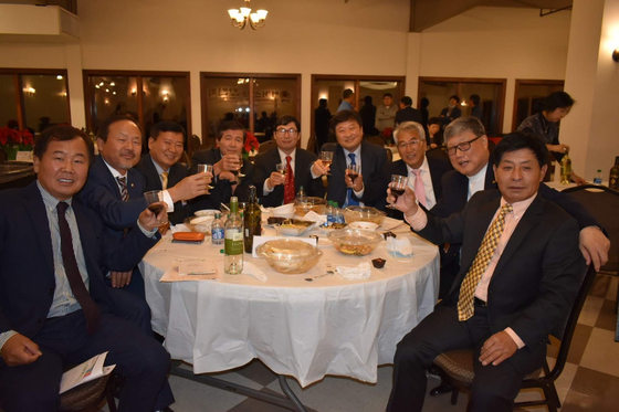 지난 6일 오후 사바나 래피드 파크에서 어거스타한인회 전현직 회장단이 사진을 찍었다. [사진= 어거스타한인회]