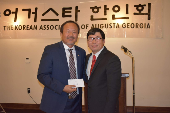 지난 6일 오후 사바나 래피드 파크에서 홍승원(오른쪽) 동남부한인회연합회 이사장이 송승철 회장에게 후원금을 전달했다. [사진= 어거스타한인회]