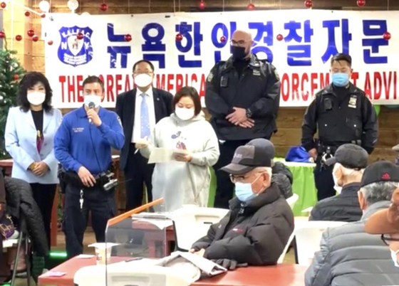뉴욕한인경찰자문위원회(회장 유주태)가 지난 8일 퀸즈 플러싱 상록수 데이케어에서 120여 명의 한인 시니어를 위한 범죄예방세미나를 개최했다. 이날 세미나에는 플러싱 관할 109경찰서 경찰관들이 참석해 신용카드 및 데빗카드 사용 시 주의점과 금융사기 및 보이스피싱 예방안 등을 설명했다. [뉴욕한인경찰자문위원회]