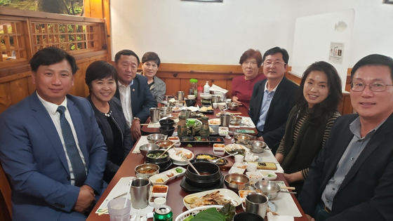 미주대구경북향우회 총연합회는 지난 5일 하와이안 가든 장수스시에서 미주호남향우회 총연합회와 영호남 우정의 만남을 가졌다. 두 단체는 앞으로 향우회 사업을 아날로그에서 디지털로 전환해 앱 등을 만들어 서로 공유하고 향우회를 통해 더 큰 그림을 그리는 의미있는 시간을 가졌다. 왼쪽 앞부터 미주호남향우회 총연합회의 김오정 사무총장, 나은숙대변인, 김덕춘회장, 정현옥씨. 오른쪽 앞부터 미주대구경북향우회 총연합회의 차흥주 자문위원 , 케이 차 사무총장, 정영동 회장, 이순옥씨.