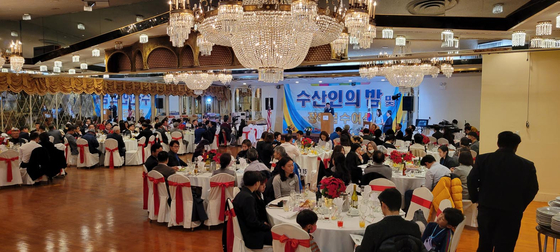 11일 오후 7시 아스토리아 월드매너에서 열린 ‘뉴욕한인수산인협회 수산인의 밤’행사. 협회는 총 150여명이 참석한 이날 행사에서 올해 선발된 장학생들에게 장학금을 전달했다. [사진 뉴욕한인수산인협회] 
