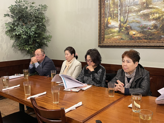 지난 12일 오후 둘루스에서 글로벌어린이재단 애틀랜타지부 2021년 송년회에 참석한 회원들.