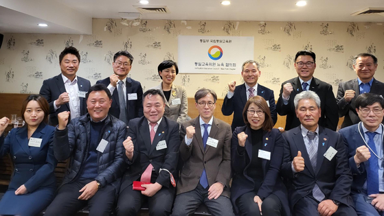 통일부 국립통일교육원 뉴욕협의회(회장 이영태·앞줄 왼쪽 세 번째)가 지난 9일 퀸즈 플러싱 함지박 식당에서 뉴욕을 방문한 백준기 통일교육원 원장(앞줄 가운데)을 초청해 통일강연회를 가졌다. 백원장이 참석자들과 기념촬영을 하고 있다. [통일부 국립통일교육원 뉴욕협의회]