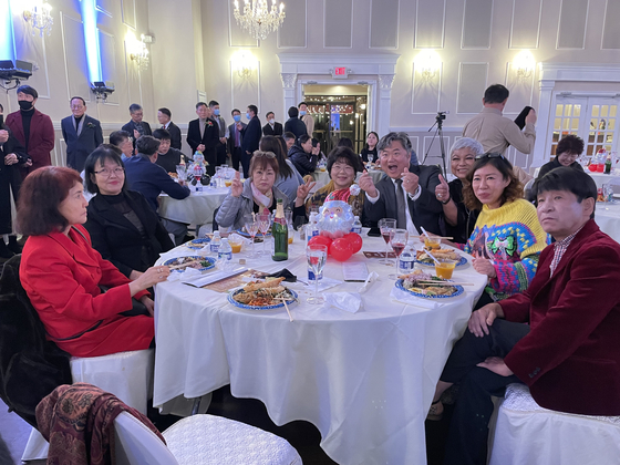 지난 12일 오후 둘루스 KTN 볼룸에서 미미 박(왼쪽 네 번째) 신임 회장과 임원진이 한자리에 섰다.