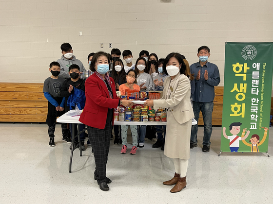 지난 11일 오전 둘루스 한국학교에서 지수예(앞줄 왼쪽) 대표, 김현경(앞줄 오른쪽) 교장과 학생들이 기념 촬영을 했다.