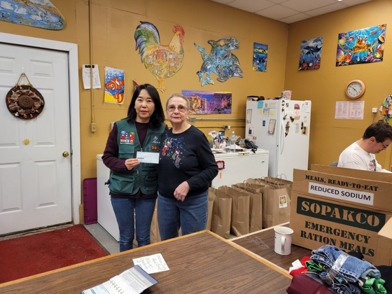 김고운(왼쪽) 원장과 바비 루커 메디슨 카운티 푸드 뱅크 디렉터가 지난 13일 함께 사진을 찍었다. [사진= 미주다일공동체]