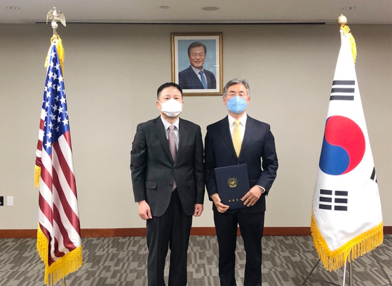  주뉴욕총영사관이 애국지사 후손에게 국적증서를 수여했다. 임웅순 부총영사(왼쪽)는 14일 김귀선 애국지사의 후손 정경택씨에게 국적증서를 전달했다. 애국지사 김귀선 선생은 전남 보성 출생으로 1929년 비밀결사단체인 ‘소녀회’에 가입하는 등 항일운동을 벌였다. [주뉴욕총영사관]