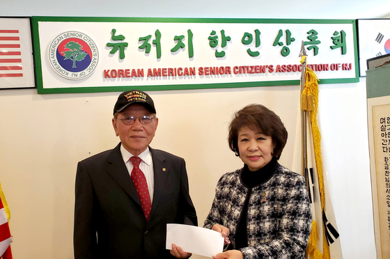 이비드 김 워터앤트리(Water & Tree Corp) 대표는 14일 뉴저지주 레오니아의 회관에서 뉴저지한인상록회(회장 차영자·오른쪽)에 후원금 1000달러를 전달했다. 이날 후원금 전달은 김 대표를 대신해 부친인 뉴욕베트남참전유공전우회 김무환 전 회장(왼쪽)이 했다. [뉴저지한인상록회] 