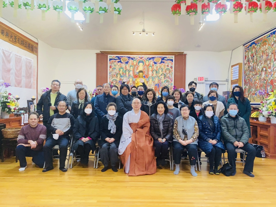  뉴저지 원적사는 19일 동지기도 법회를 봉행했다고 밝혔다. 60여명의 신도들이 동참해 팥죽공양을 했다. 동지는 우리 민족의 고유한 민속 명절로 한해의 무사함에 감사하고 새해의 모든 재앙을 멀리하는 기도를 하는 날이다. [뉴저지 원적사]