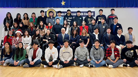재미차세대협의회(AAYC)는 지난 18일 KCC에서 성탄축하 및 송년의밤 행사를 개최했다. 이날 모임에는 앨런 박 뉴저지 주하원의원 당선인·이창헌 뉴저지한인회장 당선인·마크 지나 테너플라이 시장 등이 참석해 축사를 했다. [재미차세대협의회]
