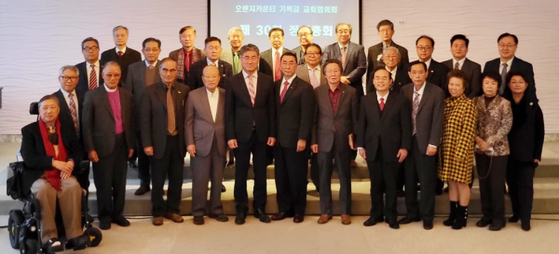 지난 15일 교협 정기 총회 참석자들이 한자리에 모였다. 맨 앞줄 오른쪽에서 8번째가 신임 회장으로 추대된 심상은 목사, 그 오른쪽이 이날 이임한 박상목 회장. [교협 제공] 