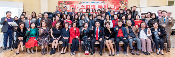 팀스피릿 부동산(회장 에드워드 손)은 지난 16일 부에나파크의 로스 코요테스 컨트리 클럽 대연회장에서 2021년을 마감하는 송년 이벤트 ‘2021 톱 프로듀서 나이트’ 행사를 가졌다. 120여 명의 에이전트, 관계자가 참석한 이날 행사는 초청 가수 공연, 톱 프로듀서 시상식, 6개 지사 에이전트들의 장기자랑과 게임 등의 순서로 진행됐다. [팀스피릿 부동산 제공]