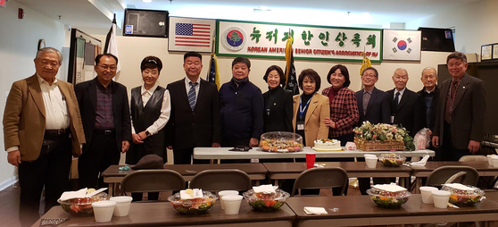 뉴저지한인상록회(회장 차영자)가 22일 시니어 봉사자 훈련 교육 수료식을 가졌다. 뉴저지주 버겐카운티 노인국과 주 사회복지국에서 정기적인 교육을 받고 자격증을 받은 OVA 상담사 5명이 교육생 10명에게 교육을 진행했으며, 수료식을 마친 교육생들은 2022년부터 뉴저지한인상록회의 사회복지 상담센터에서 실습에 들어가게 된다. [뉴저지한인상록회]