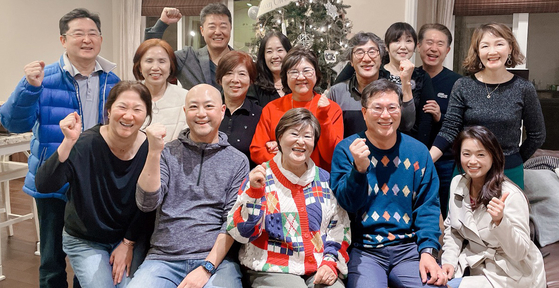 멘토23재단은 지난 22일 알렉스 강 회장의 어바인 자택에서 송년 모임을 가졌다. 내년부터 활동할 차기 회장엔 차흥주 교수(앞줄 오른쪽에서 두 번째)가 선임됐다. 총무는 조앤 김씨가 맡는다. ［멘토23재단 제공］