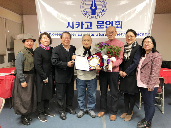 시카고 문인회원들과 함께 한 홍성표씨(오른쪽서 세번째) [사진=문인회]
