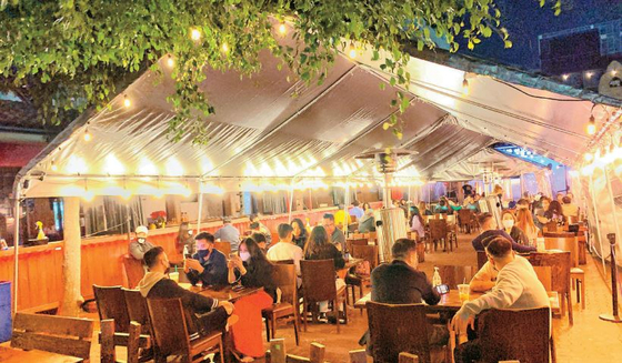 LA한인타운 쇼핑몰 주차장에 설치된 야외식당 패티오. 코로나19 팬데믹이 시작된 후 한인 식당들은 야외식당을 발빠르게 오픈해 고객들을 맞으며 어려움을 극복해나갔다. 김상진 기자