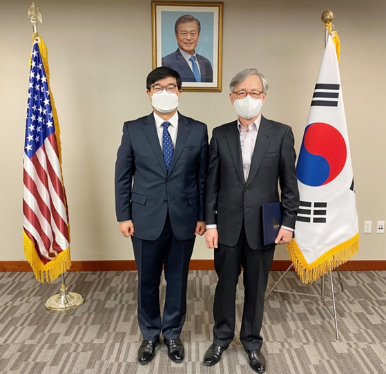  장지영 애국지사의 후손 장택현씨(오른쪽)가 지난달 29일 정병화 주뉴욕총영사를 통해 한국 정부로부터 국적증서를 받았다. 국어학자였던 장지영 선생은 상해 임시정부와 연계해 독립운동에 헌신하는 한편, 조선어학회 사건으로 옥고를 치르기도 했다. 수여식 후 정 총영사와 장씨가 자리를 함께했다. [주뉴욕총영사관 제공]