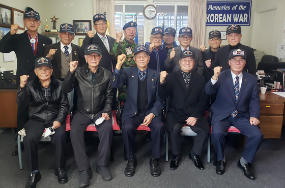 대한민국 재향군인회 미 남서부지회(이하 지회, 회장 이승해)는 4일 가든그로브 사무실에서 신년 하례식을 갖고 올해 힘찬 출발을 다짐했다. 지회 측은 이날 코로나19 확산 방지를 위해 임원 16명만 참석한 가운데 행사를 진행했다. ［지회 제공］